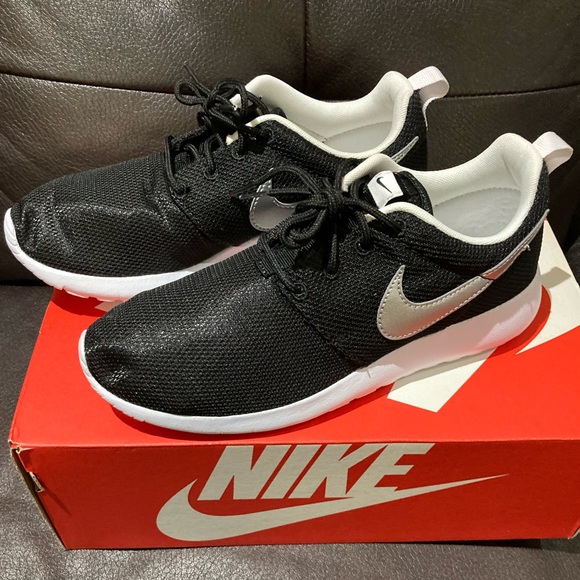 BN Youth Unisex Nike Roshe One - Picture 2 of 3